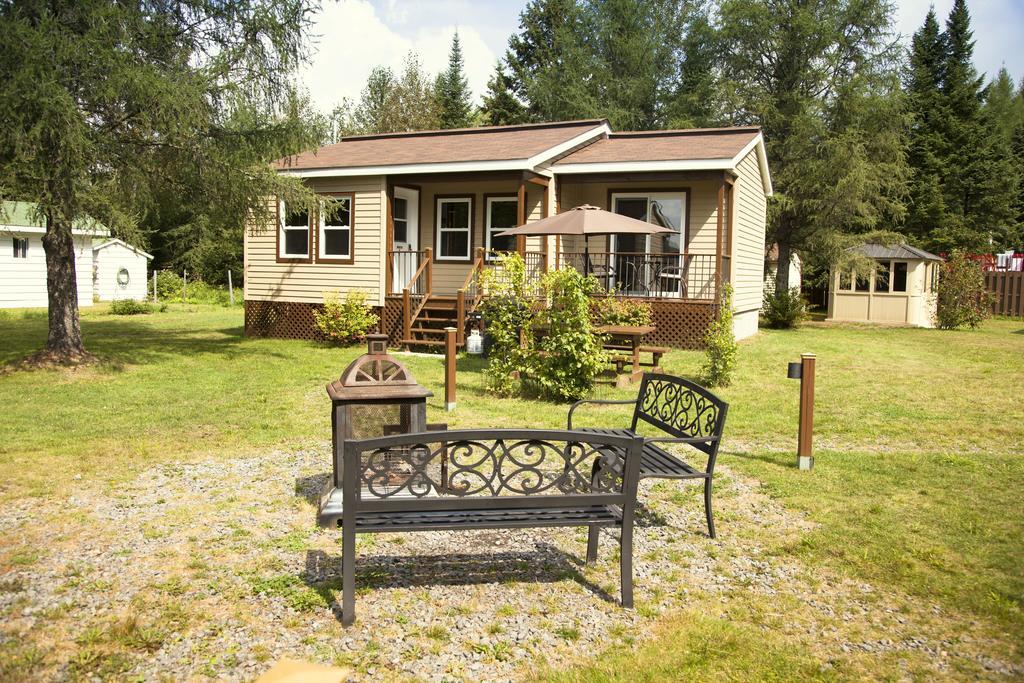 Emme Chalets Sainte-Lucie-de-Doncaster Esterno foto